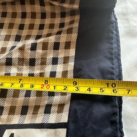 Aquascutum scarf - Picture 7 of 10